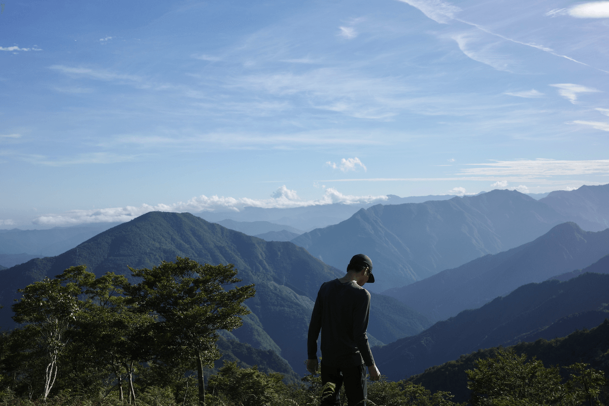 眼下に広がる山の稜線